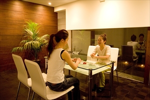 ゆったりすごせるバリの雰囲気の店内